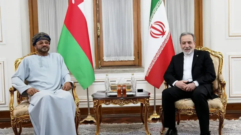 Abbas Araghchi y Badr Albusaidi durante un encuentro diplomático en Teheran
