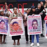 Familiares y simpatizantes de los 43 normalistas de Ayotzinapa en una movilizacion en Ciudad de Mexico