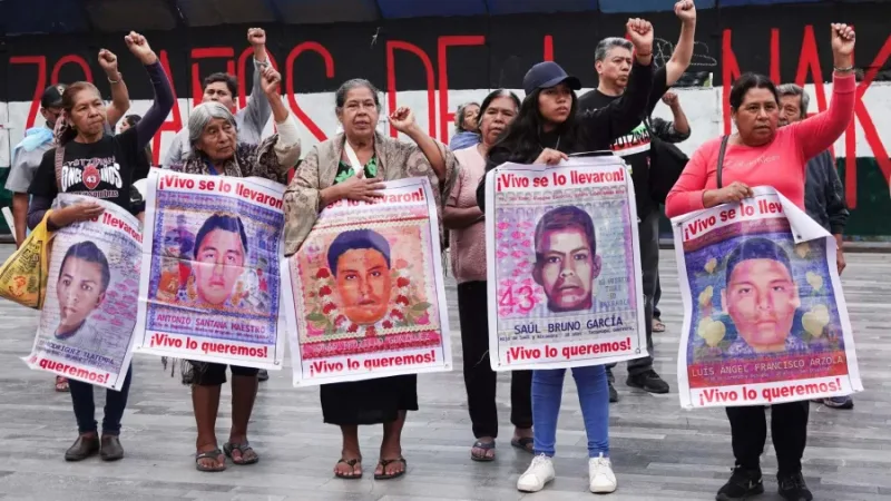 Familiares y simpatizantes de los 43 normalistas de Ayotzinapa en una movilizacion en Ciudad de Mexico