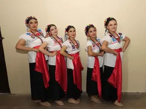 Integrantes de la Compañía de Danza Folclórica Soy Chiapas durante su pre-gala