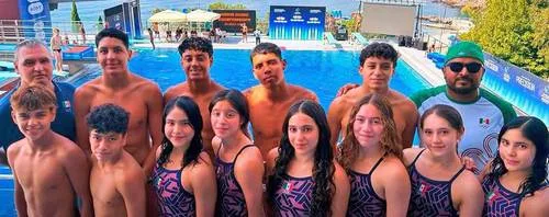 Integrantes de la selección mexicana juvenil de clavados tras su participación en Rijeka