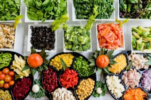 Alimentos saludables sobre una mesa