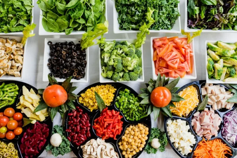 Alimentos saludables sobre una mesa
