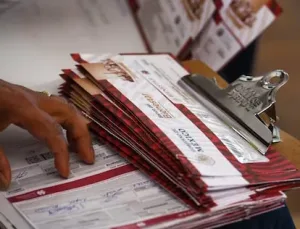 Entrega de tarjetas de Pensión del Bienestar en México