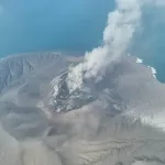 Columna de ceniza durante la erupción del volcán Anak Krakatau en Indonesia