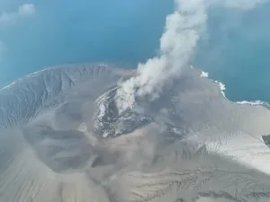 Columna de ceniza durante la erupción del volcán Anak Krakatau en Indonesia