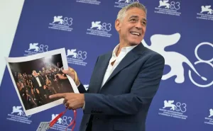 George Clooney durante una sesión de fotos en el Festival Internacional de Cine de Venecia