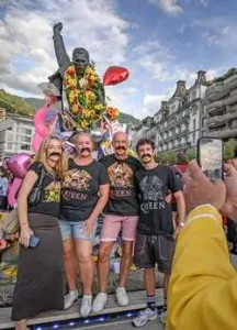 Estatua de Freddie Mercury junto al lago de Ginebra en Montreux