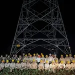 Trabajadores de la CFE realizan labores de reparación en una torre eléctrica tras el apagón