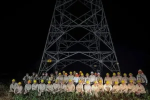 Trabajadores de la CFE realizan labores de reparación en una torre eléctrica tras el apagón
