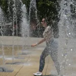 Persona se protege del calor durante una jornada de altas temperaturas