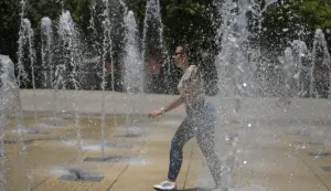 Persona se protege del calor durante una jornada de altas temperaturas