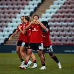 Rebeca Bernal durante un partido con Manchester United