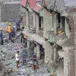 Equipos de rescate en una zona afectada por la riada en Dhunge, Nepal