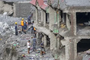 Equipos de rescate en una zona afectada por la riada en Dhunge, Nepal