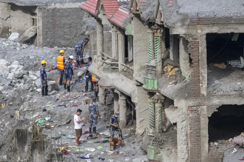 Equipos de rescate en una zona afectada por la riada en Dhunge, Nepal