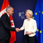 Ursula von der Leyen y Mark Carney frente a las banderas de la Unión Europea y Canadá