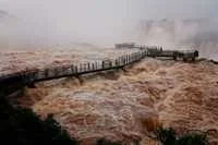 Cataratas de Iguazú durante la crecida del río homónimo