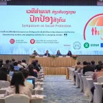 Participantes en el simposio sobre protección social y riesgos climáticos en Laos