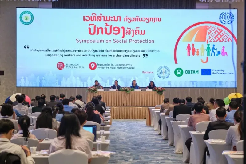 Participantes en el simposio sobre protección social y riesgos climáticos en Laos