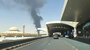Humo cerca del aeropuerto internacional de Riad tras reportes de explosiones