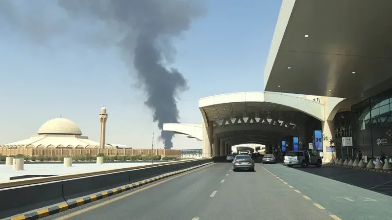 Humo cerca del aeropuerto internacional de Riad tras reportes de explosiones