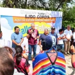 Autoridades y habitantes durante el arranque de pavimentación en Copoya, Tuxtla Gutiérrez