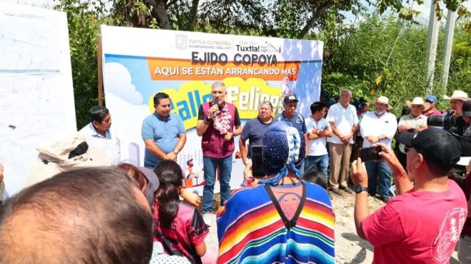 Autoridades y habitantes durante el arranque de pavimentación en Copoya, Tuxtla Gutiérrez