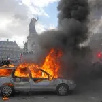Manifestantes concentrados en la Plaza de la República de París durante las protestas por el costo de vida