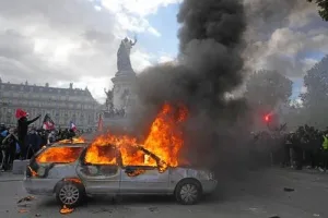 Manifestantes concentrados en la Plaza de la República de París durante las protestas por el costo de vida