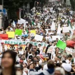 Trabajadores del IMSS durante una movilización en Paseo de la Reforma