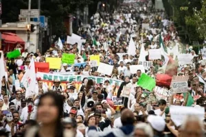 Trabajadores del IMSS durante una movilización en Paseo de la Reforma